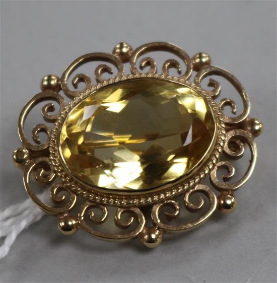 A Victorian style 9ct gold and citrine set oval pendant brooch, 27mm.